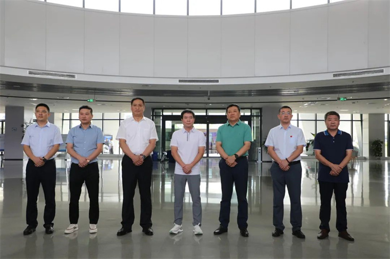 世俱杯中国官网入口陪同舒华体育来滨考察体育产业发展情况